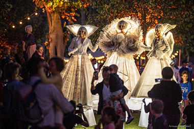échassiers lumineux et blancs en animation et déambulation de rues. Parade en musique et danse dans les rues de votre ville