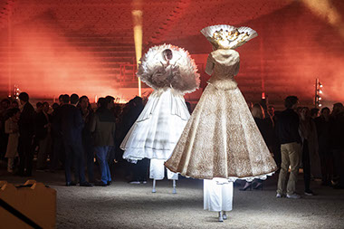 Déambulation d’échassiers pour un spectacle déambulatoire idéal lors de fête de la ville, festivals, carnaval, corso, illuminations, lancement. 