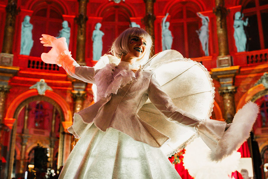 échassiers artistes de Paris en île de France, partenaires idéals pour agences évènementielles, wedding planner, mairies et particuliers, hôtel