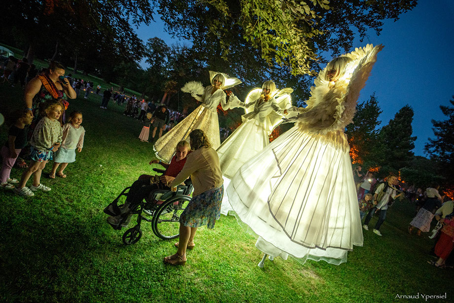 animation de mariage avec des échassiers romantiques et élégants. Offrez un spectacle lumineux et poétique pour l’accueil de vos invités, l’anim
