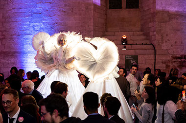 échassiers en parade pour vos carnavals et corso. Les costumes sont blancs et lumineux. Animation en journée ou en soirée nocturne. 