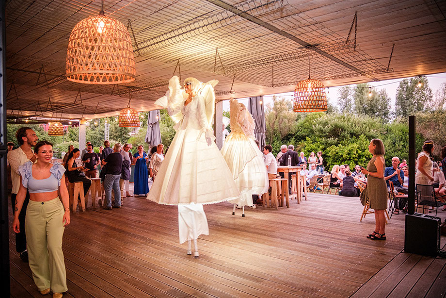 échassiers lumineux et blancs en animation, déambulation de rue et évènementielle tel que parade de rue, mariage, noël, accueil, soirée 
