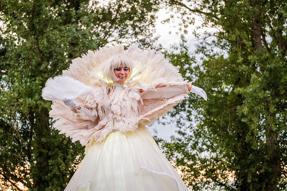 echassiers en animation, déambulation, spectacle et parade de rue, pour animer vos festivals, fêtes de ville, marchés de Noël, réveillon