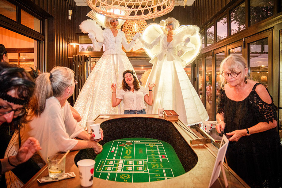 echassiers en costumes lumineux et blancs idéal pour vos besoins en animation déambulatoire, déambulation d’échassiers, parade de rue, carnaval