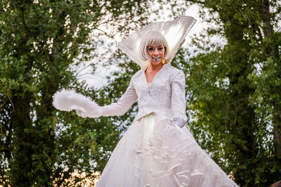 echassiers lumineux blancs pour un spectacle vivant féerique et poétique. Nos échassiers blancs lumineux vous offre une animation élégante 