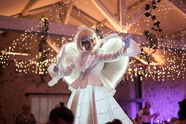 echassiers en animation déambulatoire et spectacle vivant. Vêtus de costumes lumineux et blancs pour animer vos parades de rue lors de vos noel
