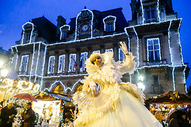 echassiers artistes en animation parade ou déambulation pour les fêtes de noël et marché de Noël. réveillon et lancement des illuminations.