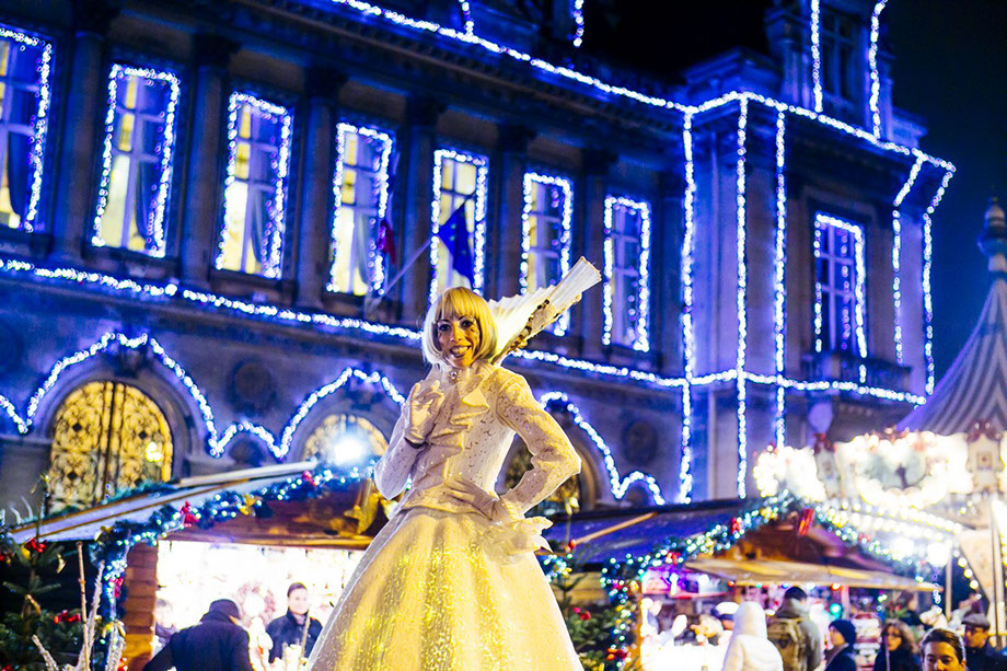 echassiers-blancs-lumineux-de-noel-animation-deambulation-artistes-spectacle-parade-marche-fête-paris ehassiers artistes en animation parade