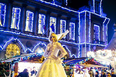 Echassiers lumineux blancs de noël pour le lancement des illuminations de noel. Animation déambulatoire de rue en parade pour l’animation