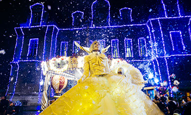 echassiers blancs lumineux pour animation en déambulation ou parade de noel EN MUSIQUE. Paris, ile de France, Vendée 85- La roche-sur-yon