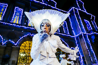 echassiers lumineux de noël pour animer vos rues et marché de noël. Nos artistes en déambulation offrirant un spectacle féerique et magique 