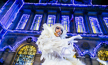 échassiers de noël pour animation de noël en déambulation ou en parade. Musique féerique et danse enchantée accompagneront ces artistes lumineux