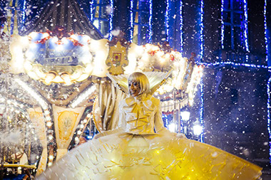 echassiers en déambulation avec costumes lumineux et blancs pour animation de rue et parade de noël. Idéals pour vos marchés de noël, illuminati