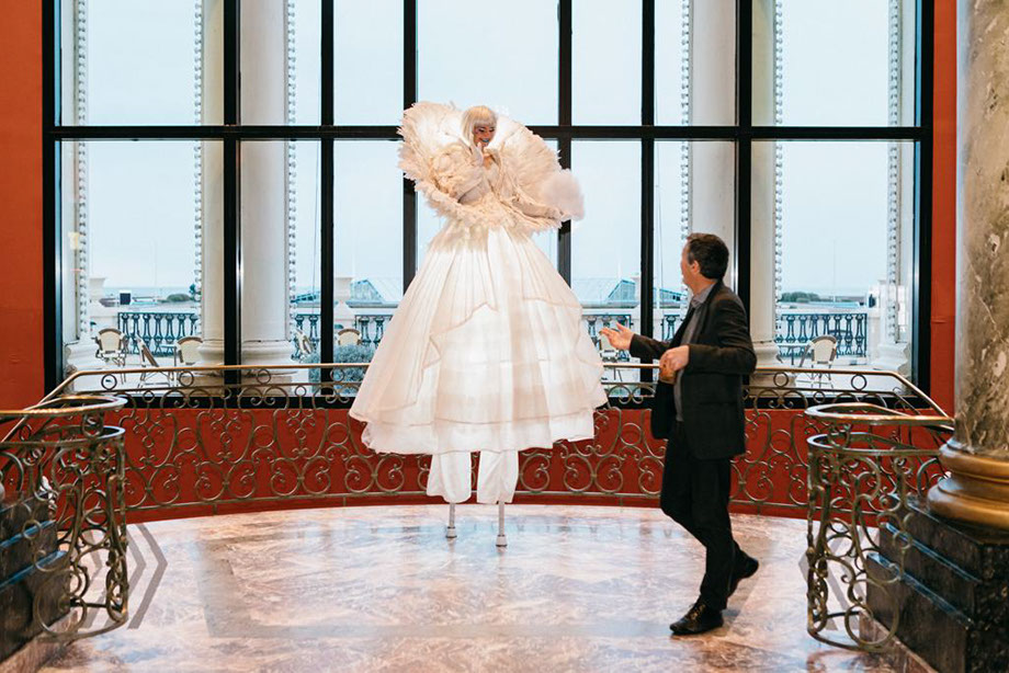 des échassiers en animation déambulatoire ou en parade pour les fêtes et festivités de noël : illuminations, marchés, lancement, réveillon, fête