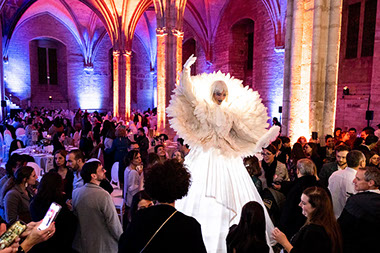 échassiers déambulation pour animation de festivals et fêtes arts de rue et spectacle vivant. Parade musicale d’artistes échassiers danseurs en 