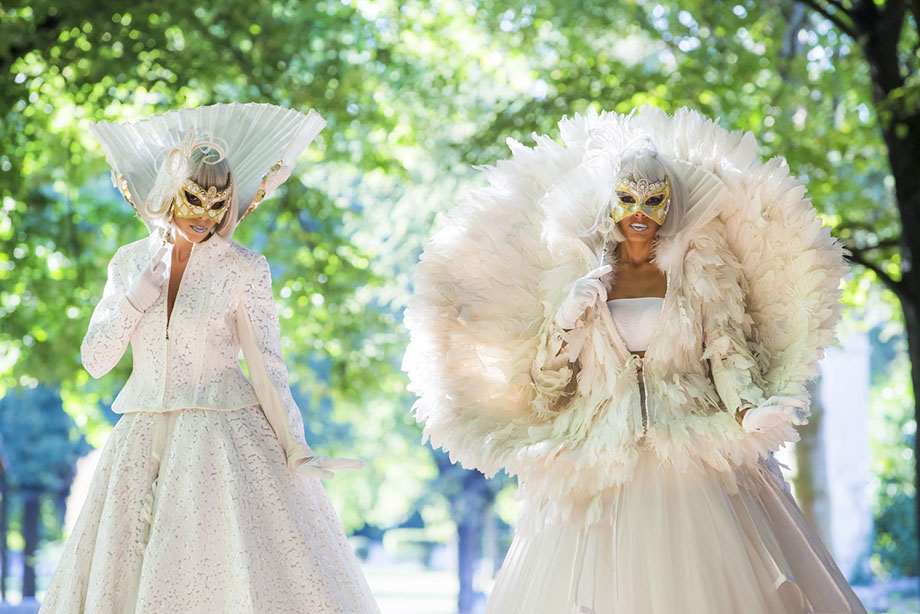 Animation spectacle pour Noël avec une animation déambulatoire d’échassiers lumineux blancs lors de vos illuminations de noël ou toutes fêtes 