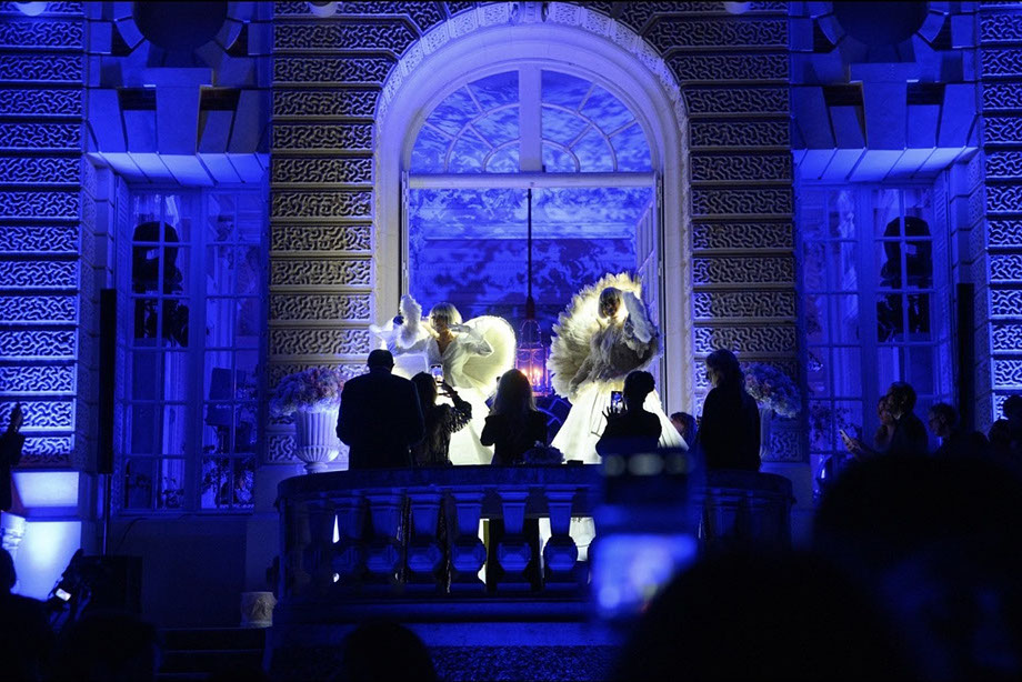 Nos échassiers blancs lumineux sont idéals pour vos animations déambulatoires de rues et vos évènements en évènementiels. Fête de ville, parade 